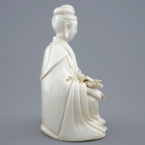 A Chinese blanc de Chine Guanyin with impressed mark, 18th C. — 照片 3