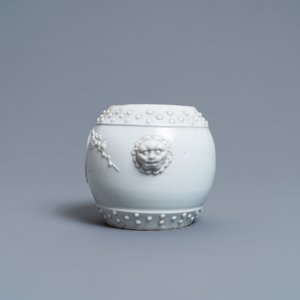 A Chinese blanc de Chine jar with applied prunus flowers, 18/19th C. — photo 3