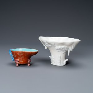 A Chinese blanc de Chine libation cup and a gilt-decorated coral-ground one, Kangxi and 19th C. — 照片 1