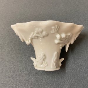 A Chinese blanc de Chine libation cup and a gilt-decorated coral-ground one, Kangxi and 19th C. — 照片 14