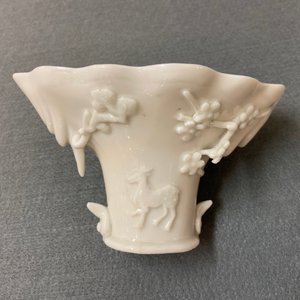 A Chinese blanc de Chine libation cup and a gilt-decorated coral-ground one, Kangxi and 19th C. — 照片 15