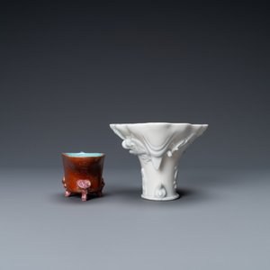 A Chinese blanc de Chine libation cup and a gilt-decorated coral-ground one, Kangxi and 19th C. — 照片 3