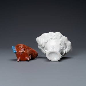 A Chinese blanc de Chine libation cup and a gilt-decorated coral-ground one, Kangxi and 19th C. — 照片 7