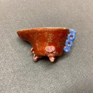 A Chinese blanc de Chine libation cup and a gilt-decorated coral-ground one, Kangxi and 19th C. — 照片 8