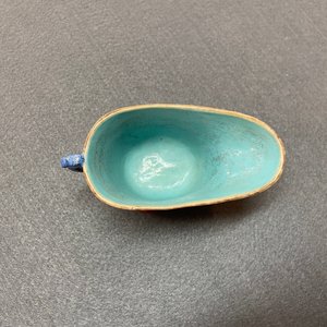 A Chinese blanc de Chine libation cup and a gilt-decorated coral-ground one, Kangxi and 19th C. — 照片 10
