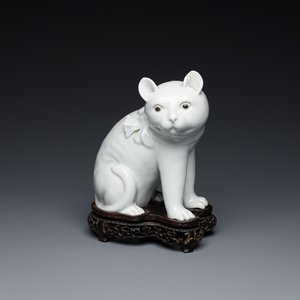 A Chinese blanc de Chine model of a cat on wooden stand, Republic — 照片 1