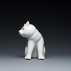 A Chinese blanc de Chine model of a cat on wooden stand, Republic — 照片 4