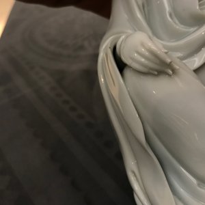 A Chinese blanc de Chine model of Guanyin with incised mark, 18th C. — 照片 13