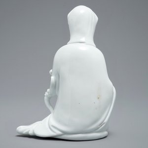 A Chinese blanc de Chine model of Guanyin with incised mark, 18th C. — 照片 4