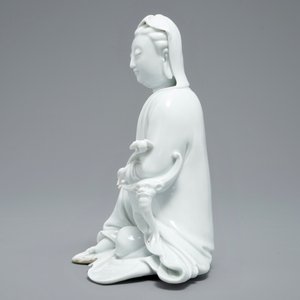 A Chinese blanc de Chine model of Guanyin with incised mark, 18th C. — 照片 5