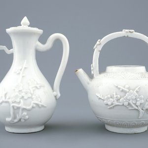 A Chinese blanc de Chine relief-moulded covered jug and a teapot, 18th C. — photo 1