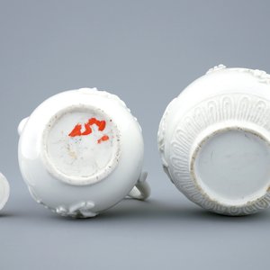 A Chinese blanc de Chine relief-moulded covered jug and a teapot, 18th C. — photo 2