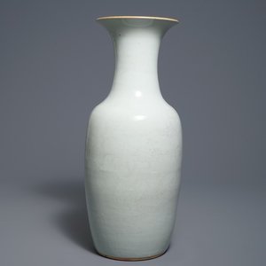 A Chinese blanc de Chine vase with incised underglaze design, 19th C. — photo 1