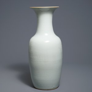 A Chinese blanc de Chine vase with incised underglaze design, 19th C. — photo 3