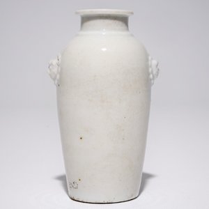 A Chinese blanc de Chine vase with lion's head-shaped handles, Kangxi — 照片 1