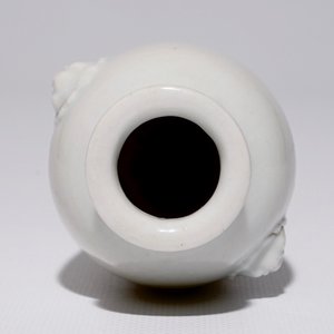 A Chinese blanc de Chine vase with lion's head-shaped handles, Kangxi — 照片 5
