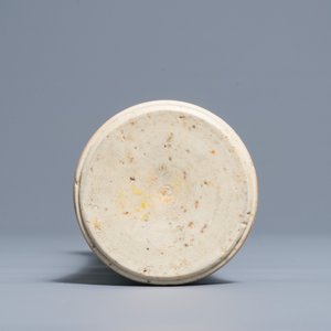 A Chinese blanc de Chine vase with underglaze design, Transitional period — 照片 6