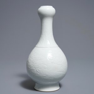 A Chinese blanc de Chine vase with underglaze dragon design, Qianlong mark, 19/20th C. — photo 3
