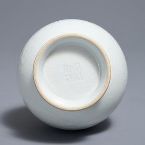 A Chinese blanc de Chine vase with underglaze dragon design, Qianlong mark, 19/20th C. — photo 5