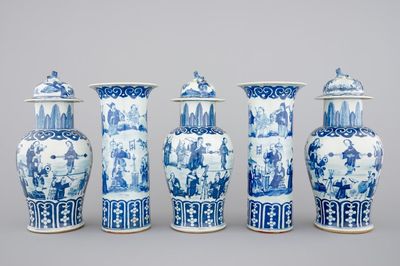 Une garniture de cinq pièces en porcelaine de Chine bleu de Hue décoré d'acrobats, 19ème