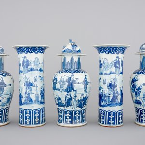 Een vijfdelig Chinees bleu de Hue porseleinen kaststel met acrobaten, 19e eeuw — foto 1