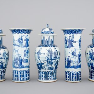 Een vijfdelig Chinees bleu de Hue porseleinen kaststel met acrobaten, 19e eeuw — foto 2