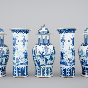 Een vijfdelig Chinees bleu de Hue porseleinen kaststel met acrobaten, 19e eeuw — foto 3