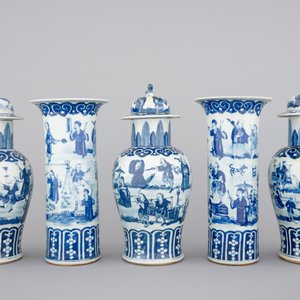 Een vijfdelig Chinees bleu de Hue porseleinen kaststel met acrobaten, 19e eeuw — foto 4