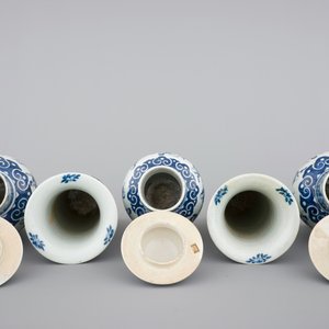 Een vijfdelig Chinees bleu de Hue porseleinen kaststel met acrobaten, 19e eeuw — foto 5