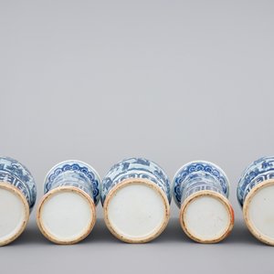 Een vijfdelig Chinees bleu de Hue porseleinen kaststel met acrobaten, 19e eeuw — foto 6