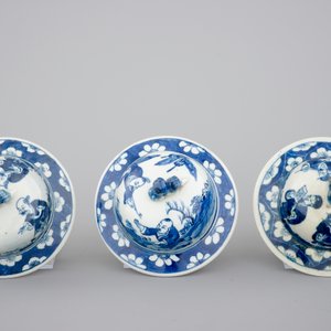 Een vijfdelig Chinees bleu de Hue porseleinen kaststel met acrobaten, 19e eeuw — foto 7
