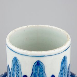 Een vijfdelig Chinees bleu de Hue porseleinen kaststel met acrobaten, 19e eeuw — foto 8