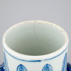 Een vijfdelig Chinees bleu de Hue porseleinen kaststel met acrobaten, 19e eeuw — foto 9