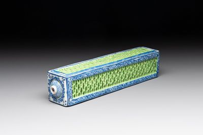 A Chinese blue- and green-enamelled reticulated incense stick holder, 19th C.