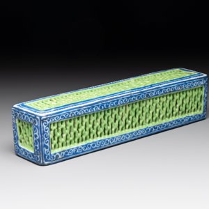 A Chinese blue- and green-enamelled reticulated incense stick holder, 19th C. — foto 2