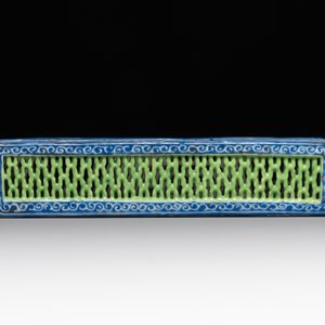 A Chinese blue- and green-enamelled reticulated incense stick holder, 19th C. — foto 3