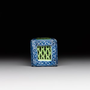 A Chinese blue- and green-enamelled reticulated incense stick holder, 19th C. — foto 4