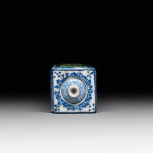A Chinese blue- and green-enamelled reticulated incense stick holder, 19th C. — foto 6