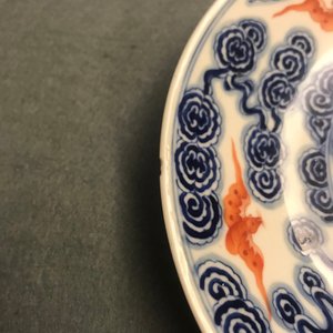 A Chinese blue and iron red 'bats and clouds' plate, Jiangxi Ciye Gongsi mark, Republic, 20th C. — 照片 3