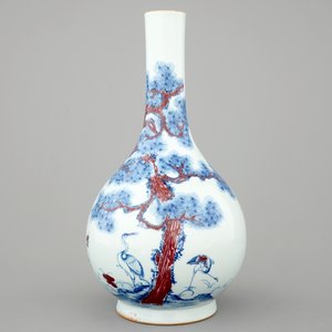 A Chinese blue and underglaze red bottle vase with cranes, 19/20th C. — photo 1