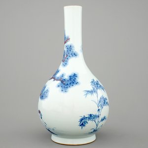 A Chinese blue and underglaze red bottle vase with cranes, 19/20th C. — photo 2