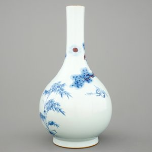 A Chinese blue and underglaze red bottle vase with cranes, 19/20th C. — photo 3