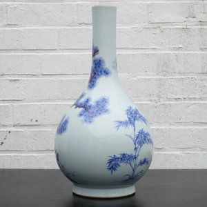 A Chinese blue and underglaze red bottle vase with cranes, 19/20th C. — photo 8