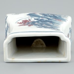 A Chinese blue and underglaze red fanghu shape wall vase, 19th C. — photo 6