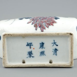 A Chinese blue and underglaze red fanghu shape wall vase, 19th C. — photo 7