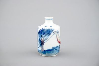 Une tabatière en porcelaine de Chine en bleu et rouge décoré d'un chameau, 18/19ème
