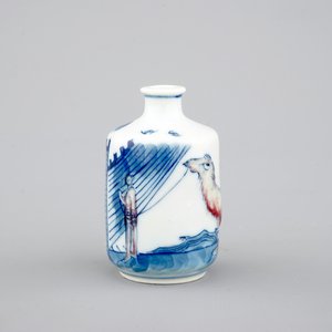 Une tabatière en porcelaine de Chine en bleu et rouge décoré d'un chameau, 18/19ème — photo 1