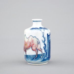 Une tabatière en porcelaine de Chine en bleu et rouge décoré d'un chameau, 18/19ème — photo 2