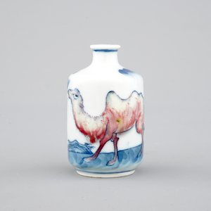 Une tabatière en porcelaine de Chine en bleu et rouge décoré d'un chameau, 18/19ème — photo 4