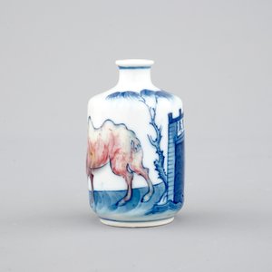 Une tabatière en porcelaine de Chine en bleu et rouge décoré d'un chameau, 18/19ème — photo 5